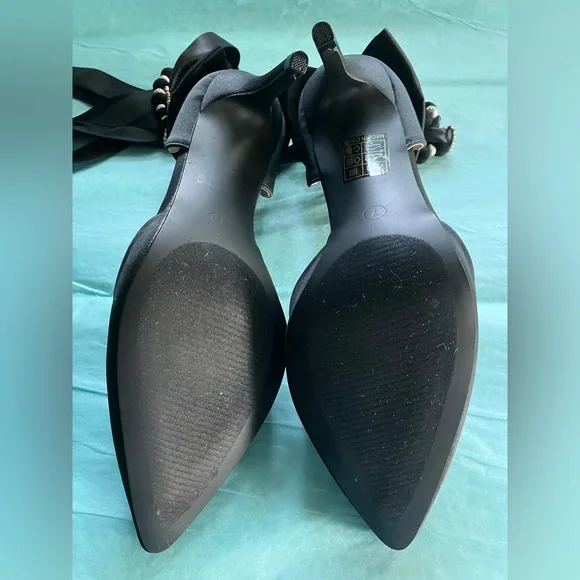 NWOT Chic Black Satin Bow Heels Velvet Beaded Rhinestone Heart Accents - Picture 6 of 7